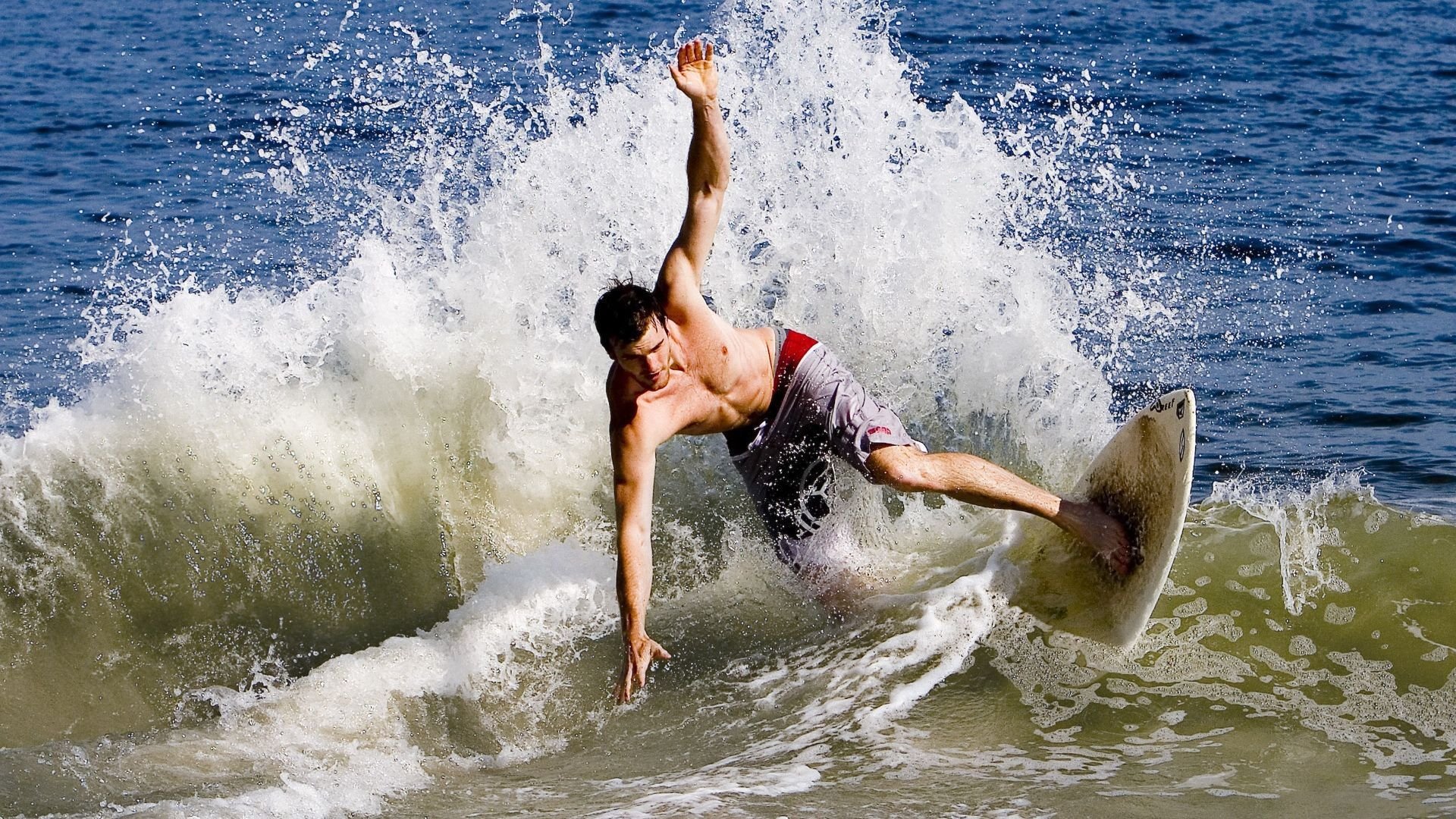 场上冲锋陷阵，场下观众欢呼，掌声雷动，冲场是啥意思